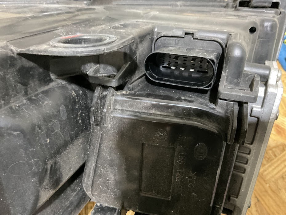 2007-2010 Audi S8 oem right side headlight 4E0-941-004